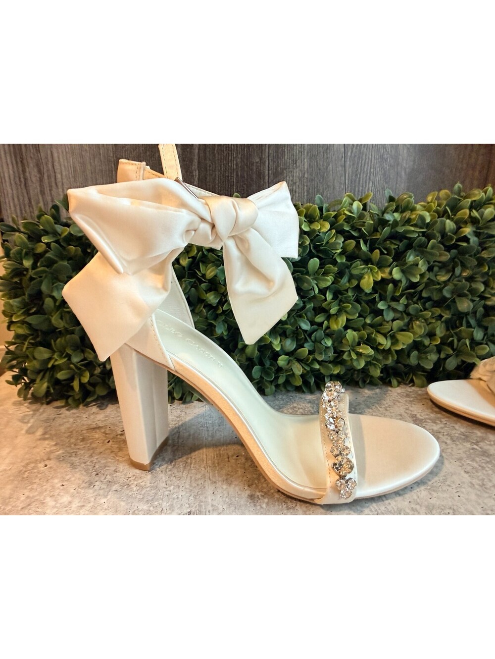 Oleg Cassini Melania Ivory Crystal Bow Bridal Heels Sandals Shoes Size 7